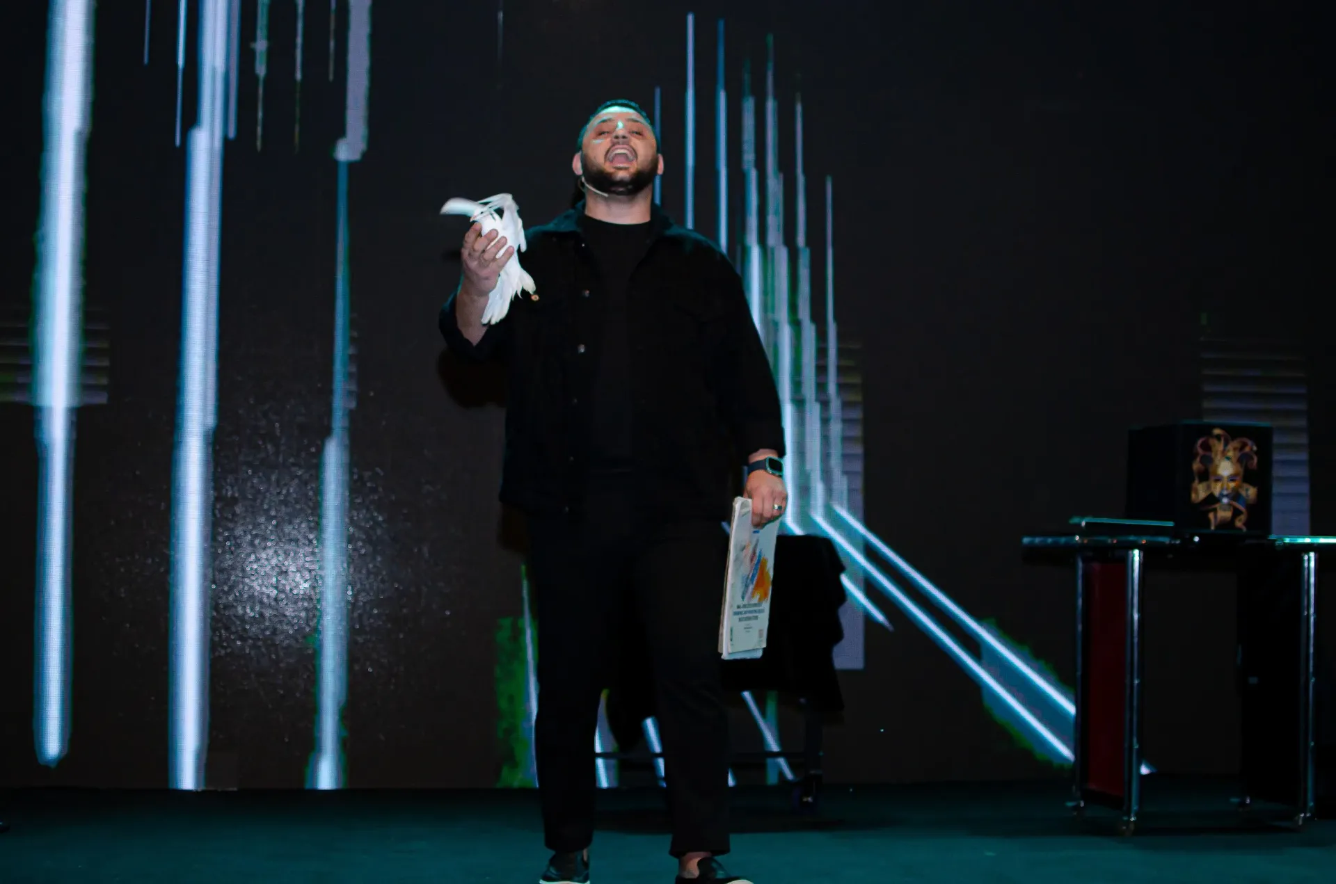 Illusion/Mentalism/Closeup 
