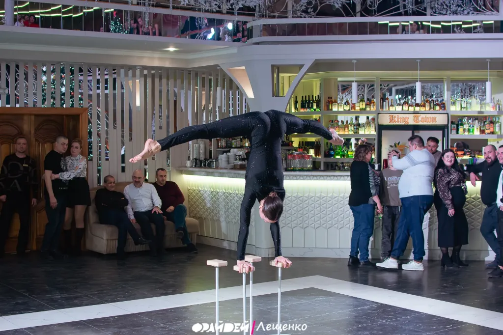 Handstand Act